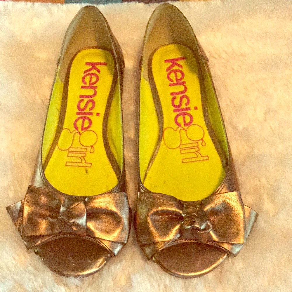 Women’s open toed flats (bronze/gold).